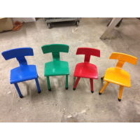 Vintage schoolstoeltjes met vrolijke kleuren